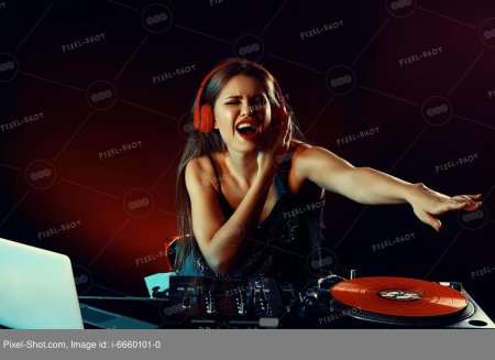 Девушка диджей