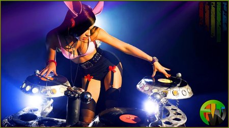 Диджей девушка в клубе