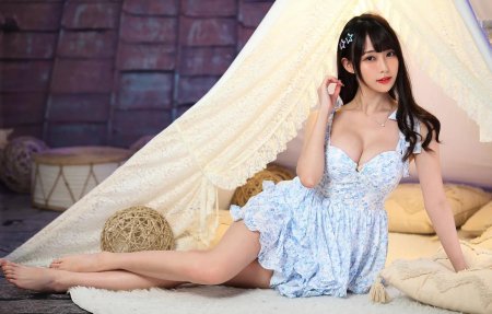 Красивые азиатки в платье