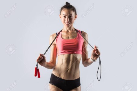 Девушка со скакалкой