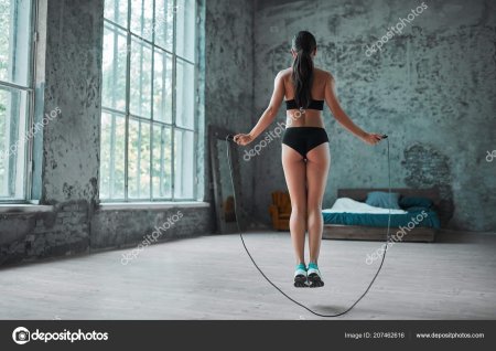 Спортивная девушка со спины