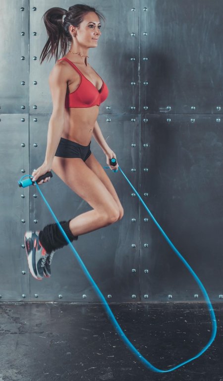 Девушка со скакалкой