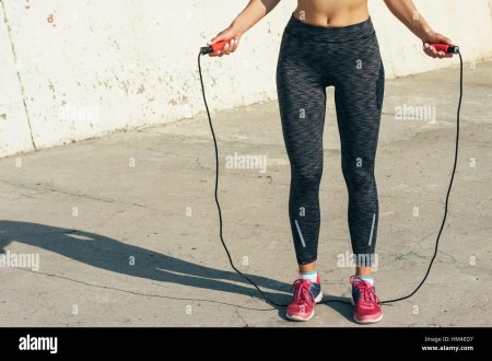 Девушка в спортивных брюках