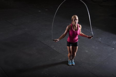 Девушка со скакалкой