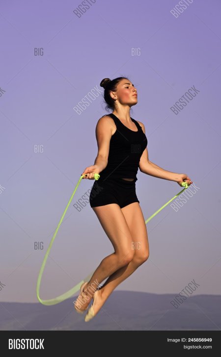 Блондинка на скакалке