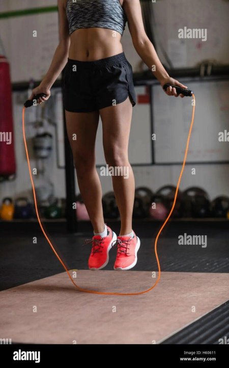 Девушка со скакалкой