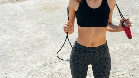 Девушка со скакалкой