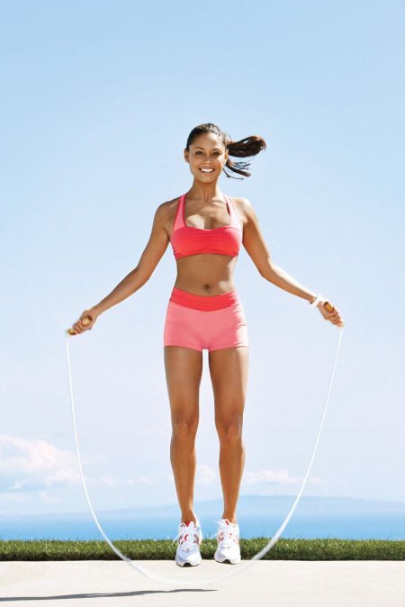 Девушка со скакалкой