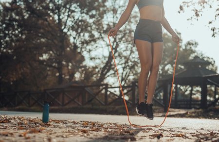 Голая прыгает на скакалке