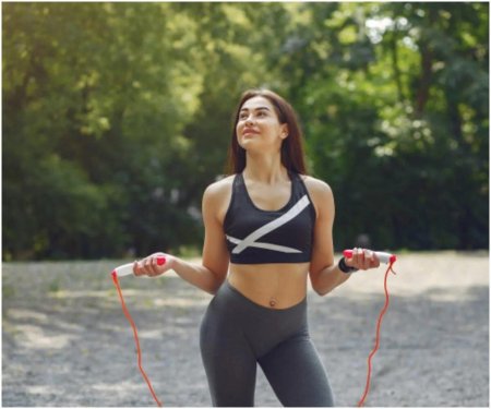 Девушка со скакалкой