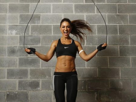 Девушка со скакалкой