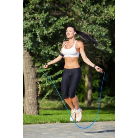 Девушка со скакалкой