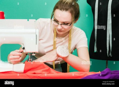 Девушка со швейной машинкой