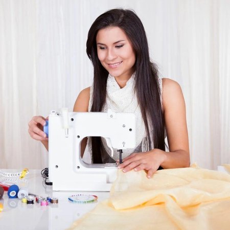 Девушка шьет