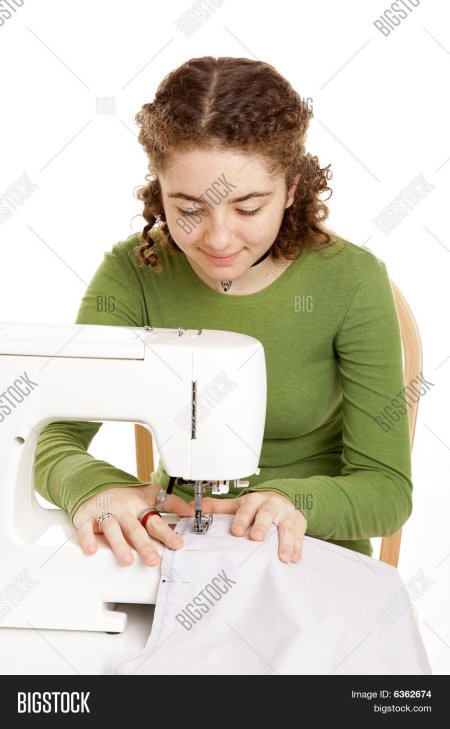 Девушка шьет