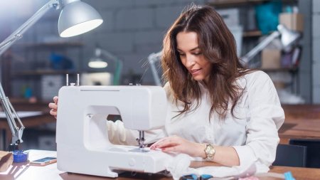 Девушка шьет