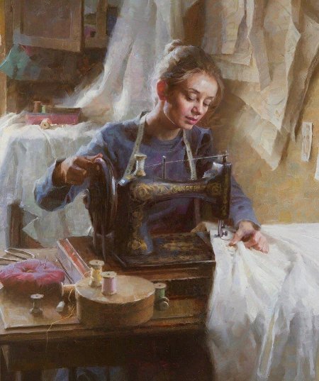 Женщина шьет