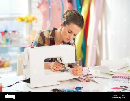 Девушка за швейной машинкой