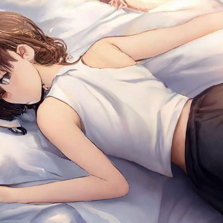 Аниме девушка лежит на кровати