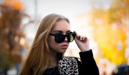 Девушка в очках