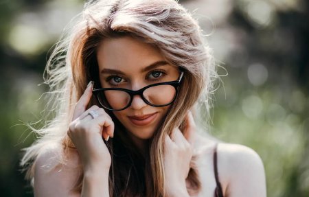 Девушка в очках