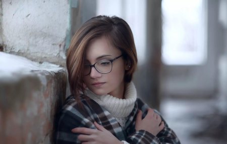 Милая девушка в очках