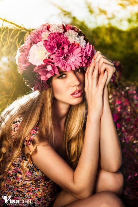 Девушка с цветами в голове