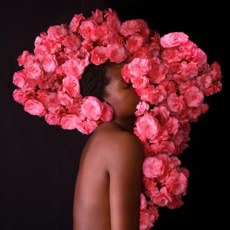 Девушка с цветами в голове