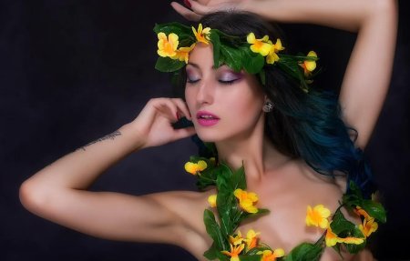 Девушка с цветком