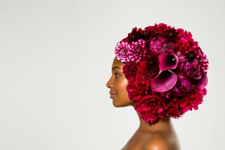 Девушка с цветами в голове