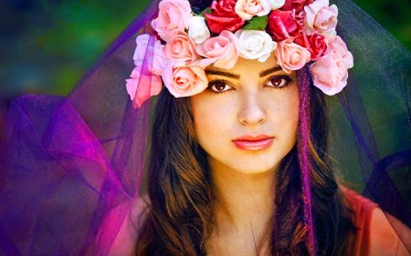 Девушка в венке из цветов