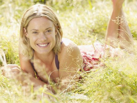 Женщина улыбается на природе