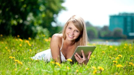 Девушка на траве с ноутбуком