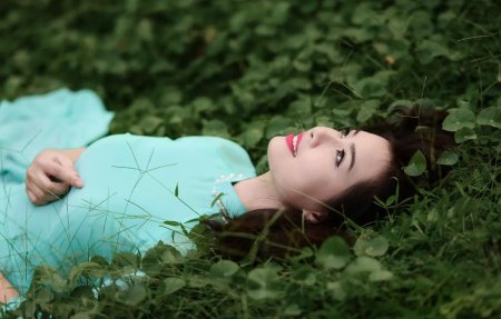 Девушка в траве