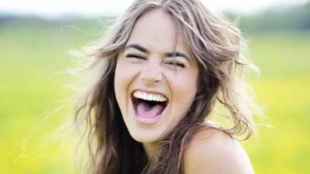 Девушка радостная