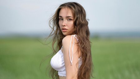 Русская красавица с длинными волосами