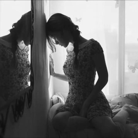 Девушка ждет у окна