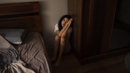 Женщина заманивает