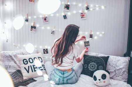 Девочка украшает комнату