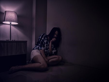Девушка в темной комнате