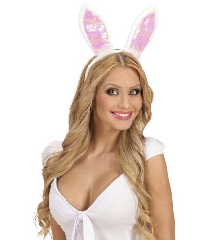 Девушка с ободком зайца