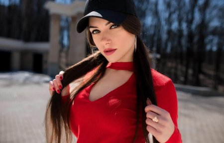 Женщина брюнетка