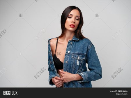 Симпатичная брюнетка