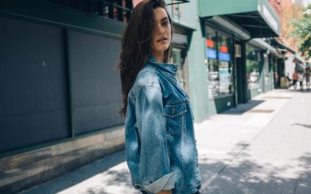Девушка в джинсовой куртке