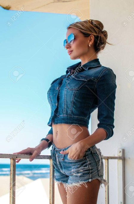 Блондинка в джинсах