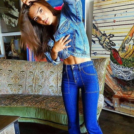 Эмили Ратажковски в джинсах