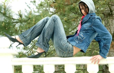 Брюнетка в капюшоне