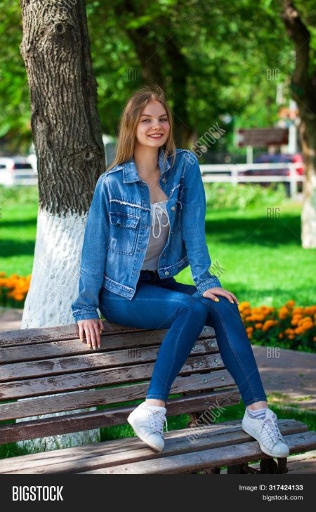 Девушка в джинсах