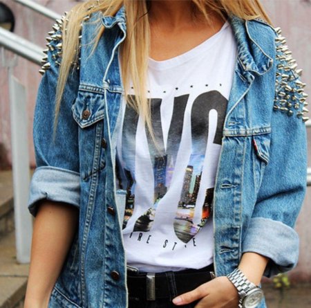 Девушка в джинсовке