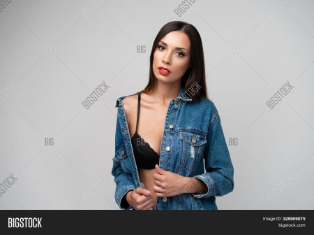 Девушка брюнетка в джинсовой куртке
